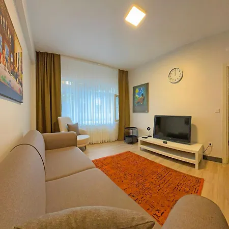 Cosy & Stylish 2 Bedroom Flat In Vibrant Kadikoey דירה איסטמבול